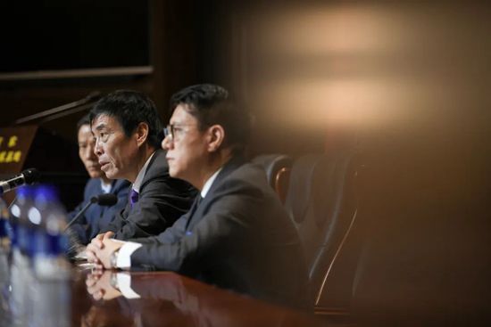 日前，主创发来问候视频，可爱嗅嗅送来破亿好消息，“纽特”和“邓布利多”在线感谢中国粉丝的大力支持。