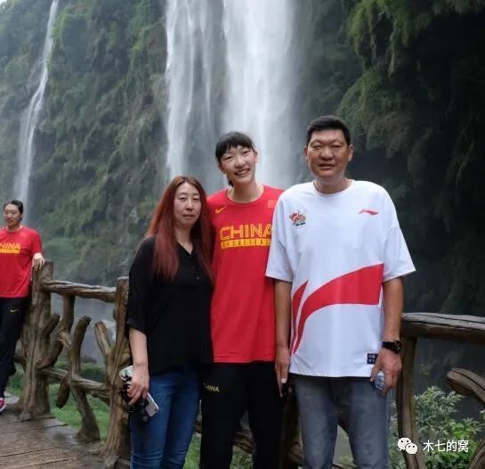 现场迈克尔·贝与他的狗狗Rebel一起摁手印画风清奇。