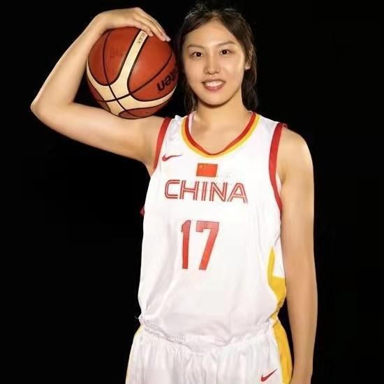包括已经宣布离团的前田敦子等共计36名美少女，站在阳光沙滩上载歌载舞，身着白色比基尼释 牛莉带女儿海边开心度假 穿性感比基尼大秀身材 2016-11-06 ​今日（11月6日），牛莉在微博晒出一组和女儿到海边度假的照片，附文称“享受周末的阳光，懒散，随性。