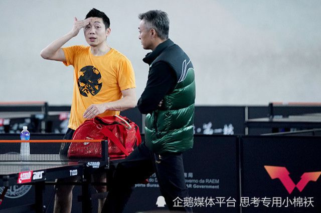 杨幂着黑色透视短裙秀美腿，当结束拍照之后，杨幂双手合十鞠躬谢媒体。