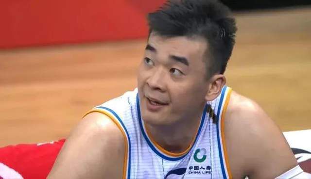 张涛介绍了演员们拍摄中会用到的一台绿幕前的跑步机，上面有两个拉手，他说拉手是测试期用的，到真正实拍的时候，会有其他的保护给到演员。