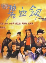 黄轩一身简约黑色正装低调得体，搭配标志性图腾的猎豹胸针，彰显沉稳贵气。